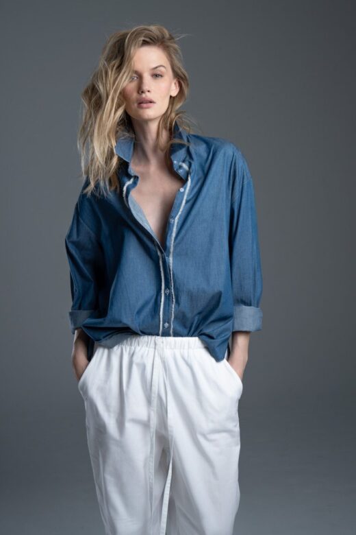 Koszula Noda Jeans delCane, jasnoniebieska koszula z włoskiego jeansu, modelka przodem, sylwetka od kolan w górę