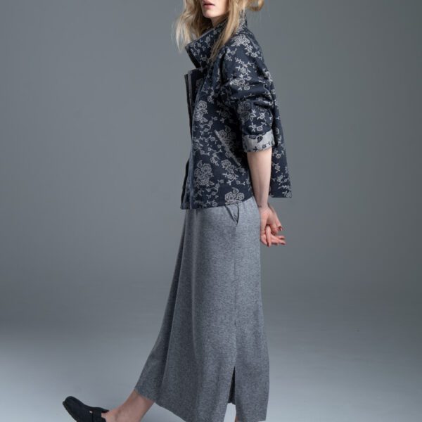 Modelka bokiem w kurtce Noda Jacquard, pełna sylwetka