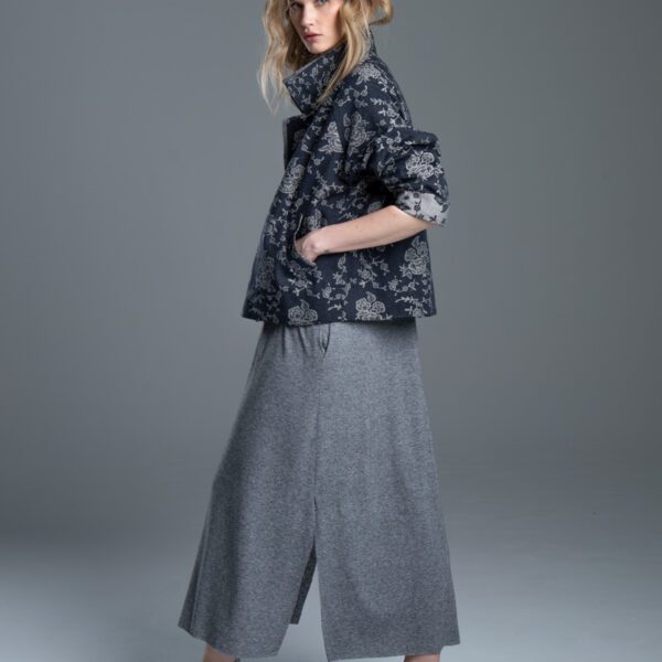Modelka bokiem w kurtce Noda Jacquard, pełna sylwetka