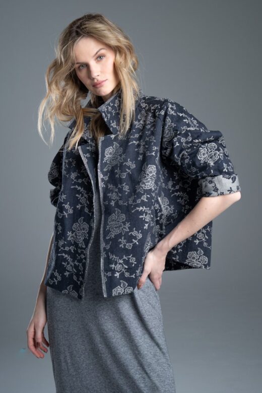 Modelka przodem w kurtce Noda Jacquard, ujęcie od uda w górę