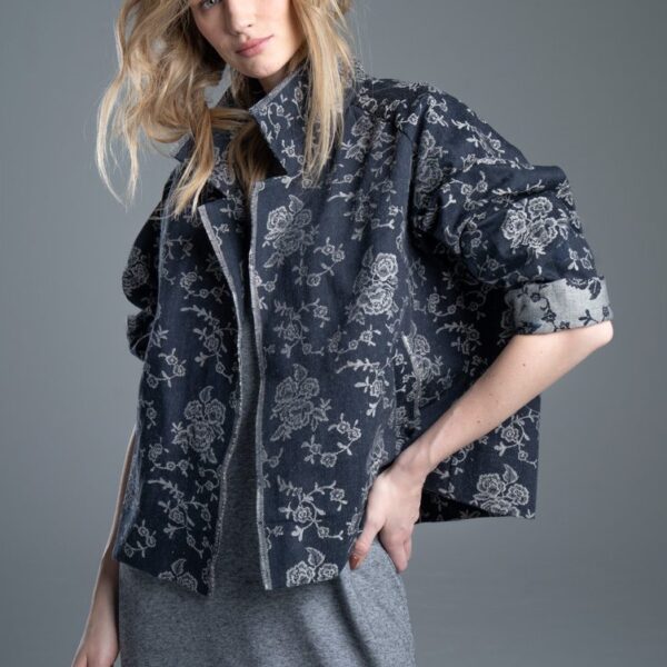 Modelka przodem w kurtce Noda Jacquard, ujęcie od uda w górę