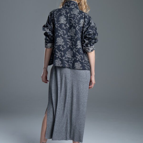 Modelka tyłem w kurtce Noda Jacquard, pełna sylwetka
