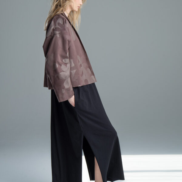 Kurtka Kimono Noda Brown delCane, modelka bokiem, cała sylwetka