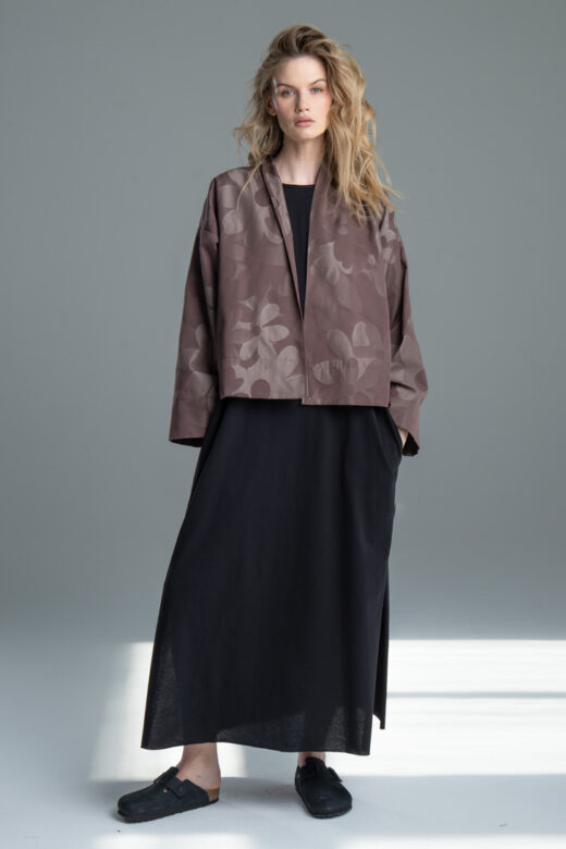 Kurtka Kimono Noda Brown delCane, modelka przodem, cała sylwetka