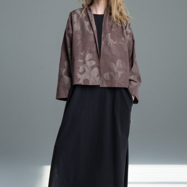 Kurtka Kimono Noda Brown delCane, modelka przodem, cała sylwetka