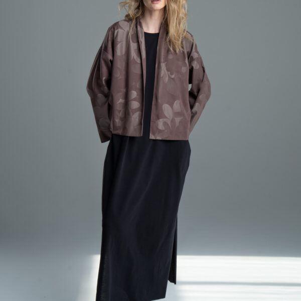 Kurtka Kimono Noda Brown delCane, modelka przodem, cała sylwetka