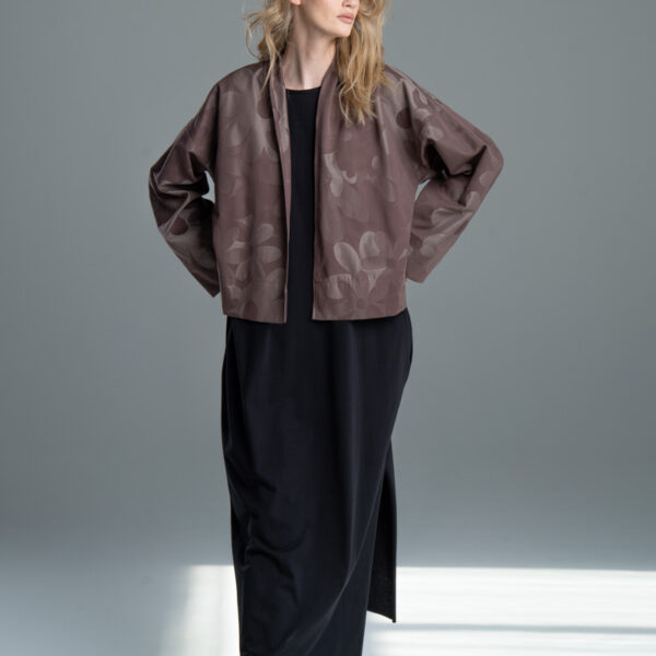 Kurtka Kimono Noda Brown delCane, modelka przodem, cała sylwetka