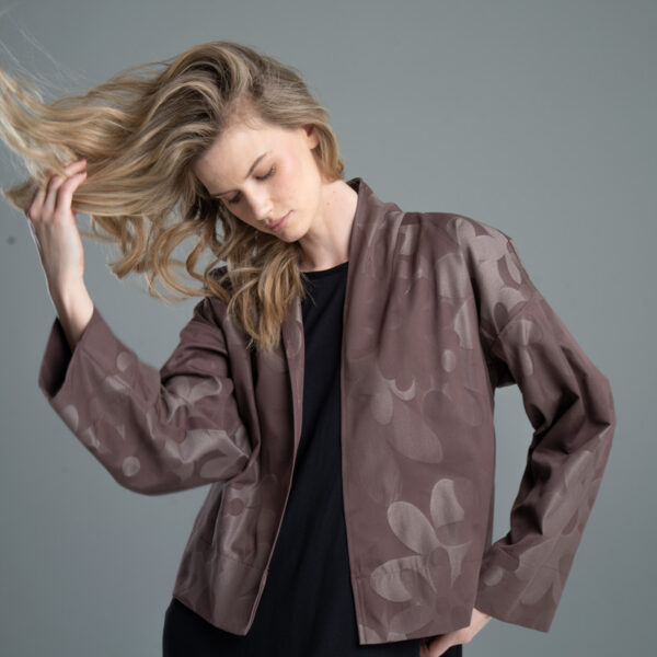 Kurtka Kimono Noda Brown delCane, modelka przodem, sylwetka od uda w górę