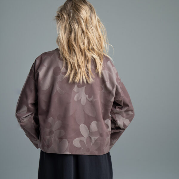 Kurtka Kimono Noda Brown delCane, modelka tyłem, sylwetka od uda w górę