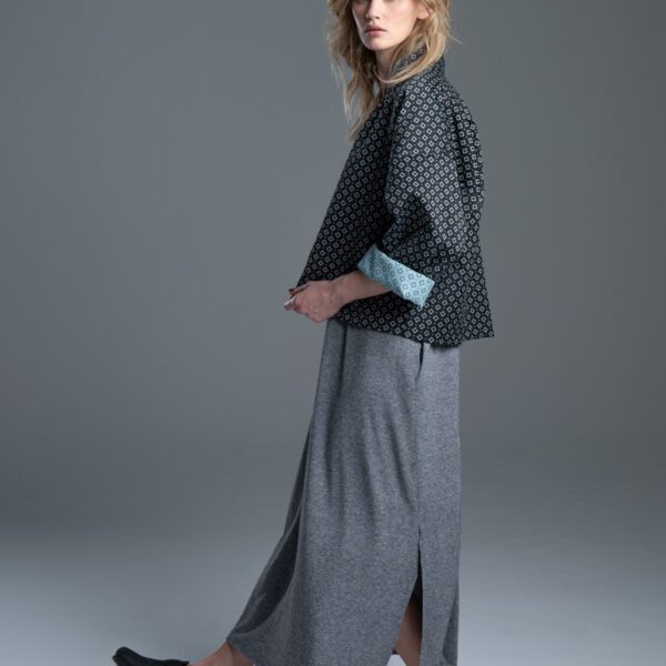 Kurtka Kimono Noda Jacquard delCane, modelka bokiem, pełna sylwetka