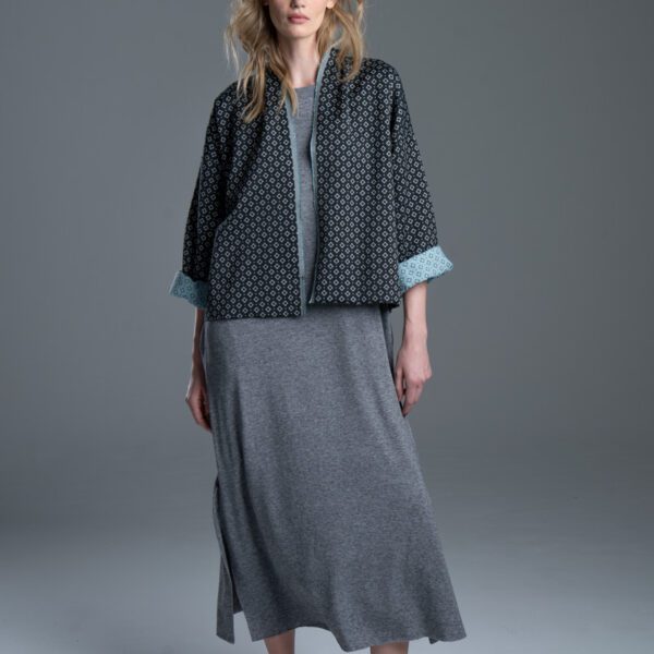 Kurtka Kimono Noda Jacquard delCane, modelka przodem, cała sylwetka