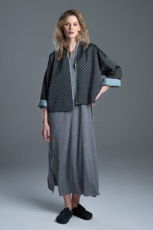 Kurtka Kimono Noda Jacquard delCane, modelka przodem, cała sylwetka