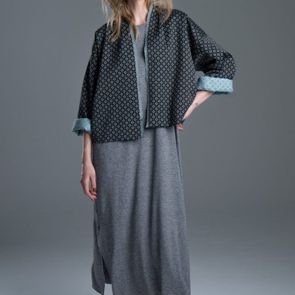 Kurtka Kimono Noda Jacquard delCane, modelka przodem, cała sylwetka