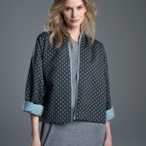 Kurtka Kimono Noda Jacquard delCane, modelka przodem, sylwetka od uda w górę