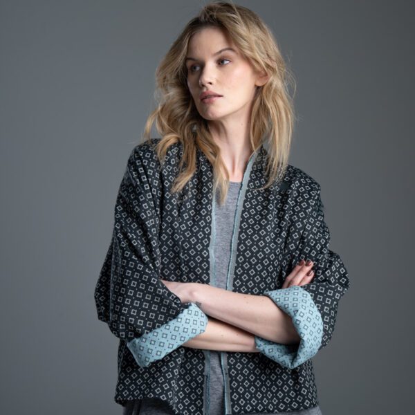 Kurtka Kimono Noda Jacquard delCane, modelka przodem, sylwetka od uda w górę