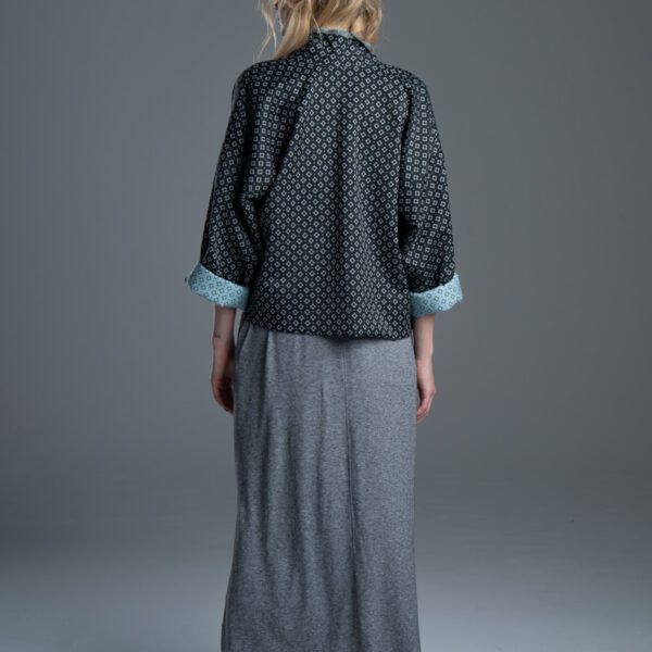 Kurtka Kimono Noda Jacquard delCane, modelka tyłem, cała sylwetka
