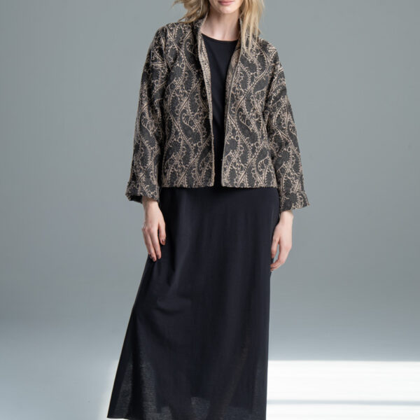Kurtka Kimono Noda Pattern delCane, modelka przodem, cała sylwetka