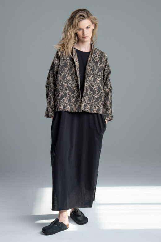Kurtka Kimono Noda Pattern delCane, modelka przodem, cała sylwetka
