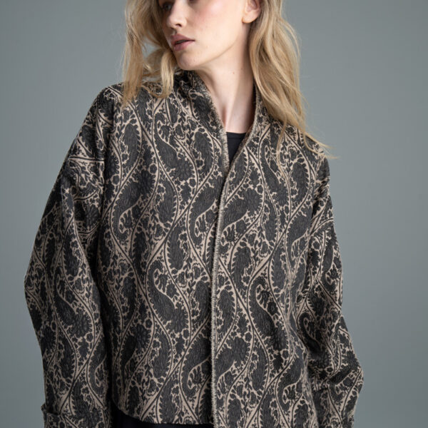 Kurtka Kimono Noda Pattern delCane, modelka przodem, sylwetka od bioder w górę