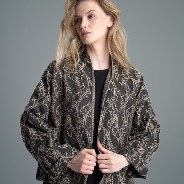 Kurtka Kimono Noda Pattern delCane, modelka przodem, sylwetka od bioder w górę