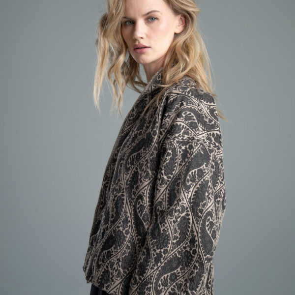 Kurtka Kimono Noda Pattern delCane, modelka bokiem, sylwetka od bioder w górę
