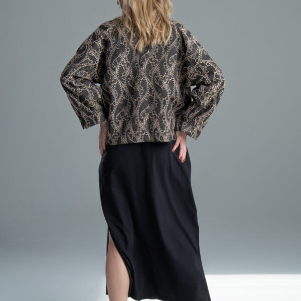 Kurtka Kimono Noda Pattern delCane, modelka tyłem, cała sylwetka