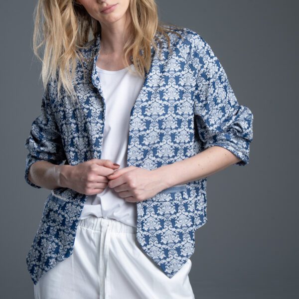 Modelka przodem w marynarce Noda Blue, ujęcie od uda w górę
