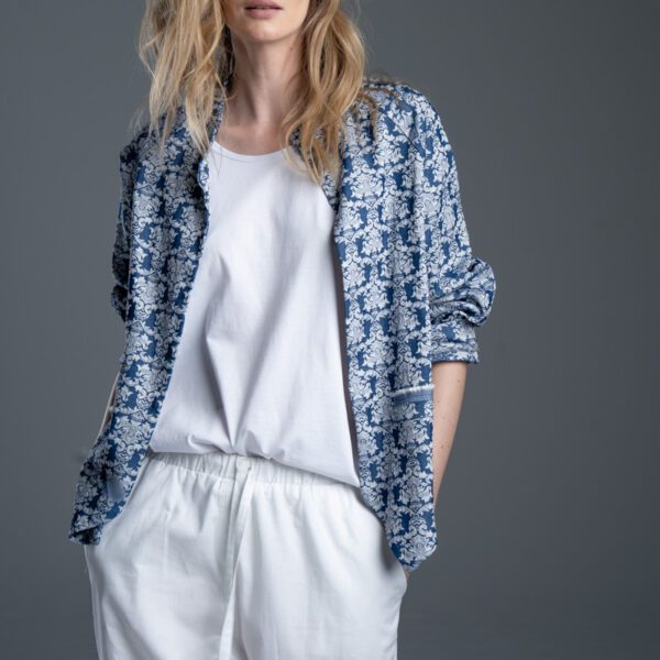 Modelka przodem w marynarce Noda Blue, ujęcie od uda w górę