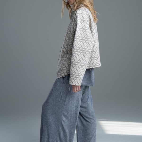 Marynarka Noda Jacquard delCane, modelka bokiem, cała sylwetka