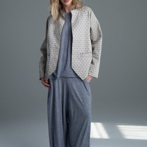 Marynarka Noda Jacquard delCane, modelka przodem, cała sylwetka