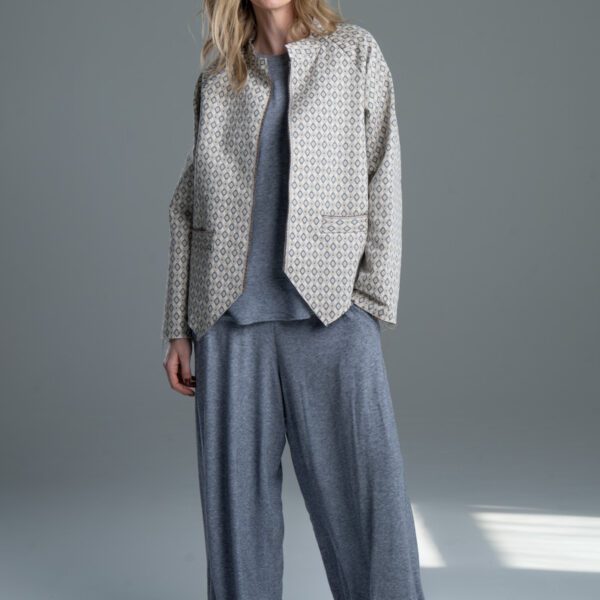 Marynarka Noda Jacquard delCane, modelka przodem, cała sylwetka