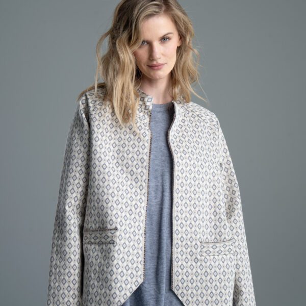 Marynarka Noda Jacquard delCane, modelka przodem, sylwetka od uda w górę