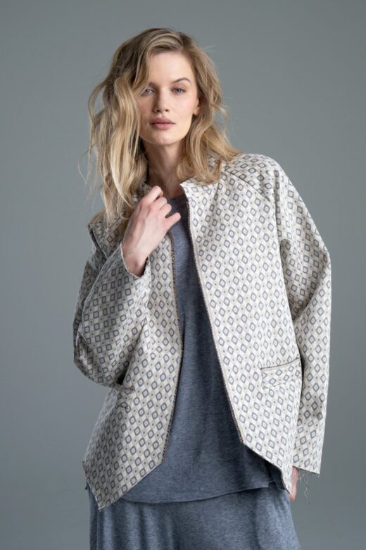 Marynarka Noda Jacquard delCane, modelka przodem, sylwetka od uda w górę