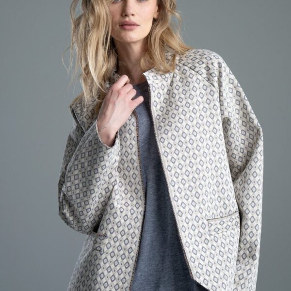 Marynarka Noda Jacquard delCane, modelka przodem, sylwetka od uda w górę