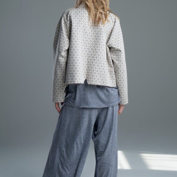 Marynarka Noda Jacquard delCane, modelka tyłem, cała sylwetka