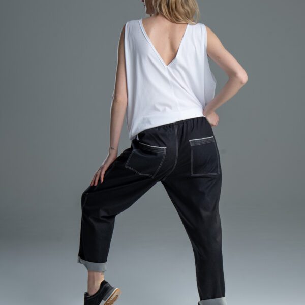 Modelka w spodniach Noda Black, ujęcie od tyłu, cała sylwetka