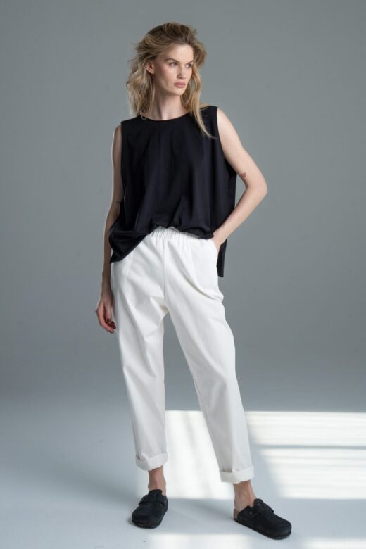 Modelka przodem w T-shircie Noda Black, pełna sylwetka