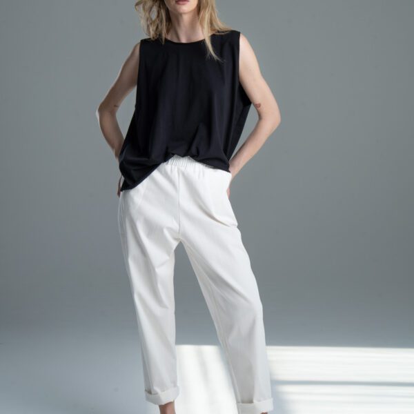 Modelka przodem w T-shircie Noda Black, pełna sylwetka