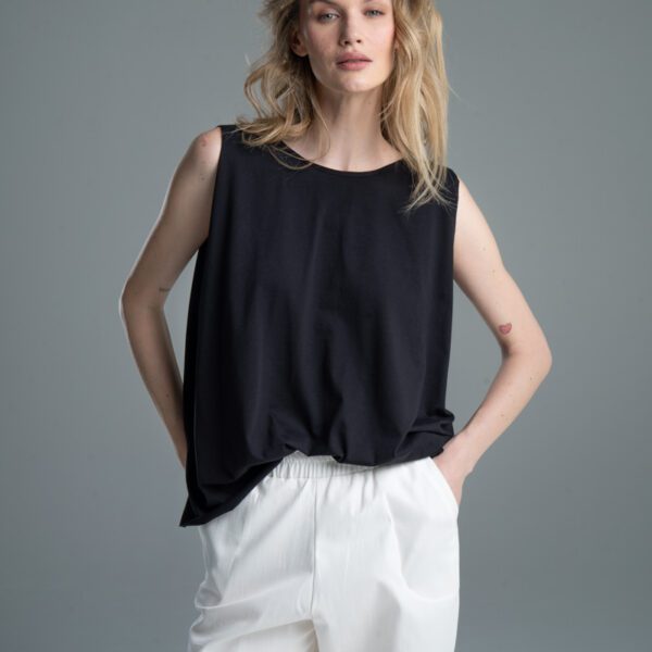 Modelka przodem w T-shircie Noda Black, ujęcie od uda w górę