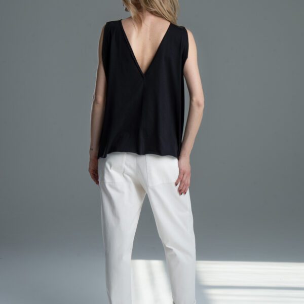 Modelka tyłem w T-shircie Noda Black, pełna sylwetka