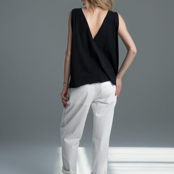Modelka tyłem w T-shircie Noda Black, pełna sylwetka