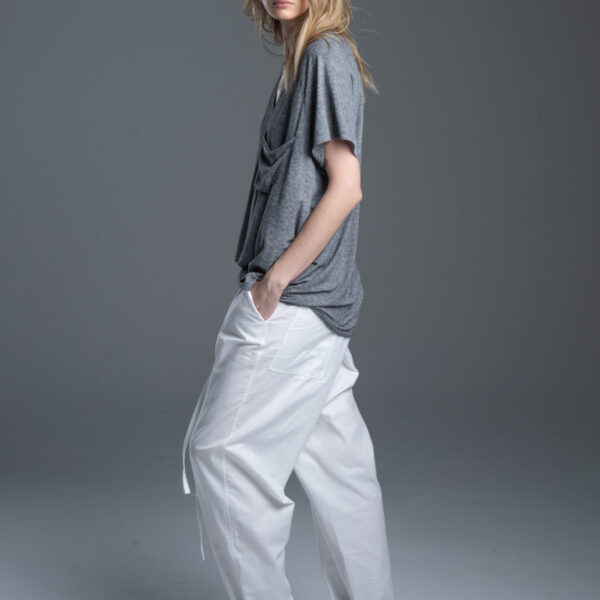Modelka bokiem w t-shircie Noda Gray, pełna sylwetka