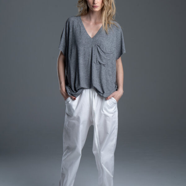 Modelka przodem w t-shircie Noda Gray, pełna sylwetka