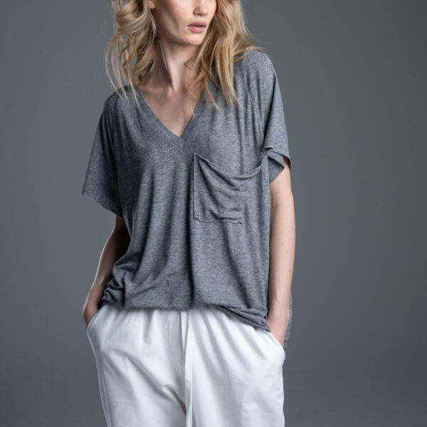 Modelka przodem w t-shircie Noda Gray, ujęcie od kolan w górę