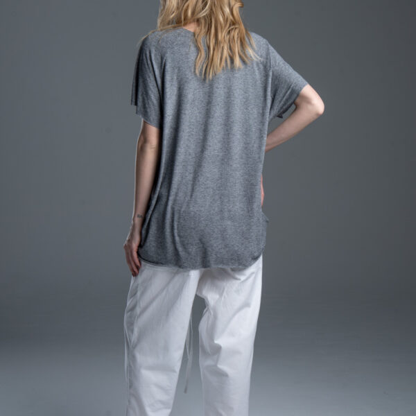Modelka tyłem w t-shircie Noda Gray, pełna sylwetka