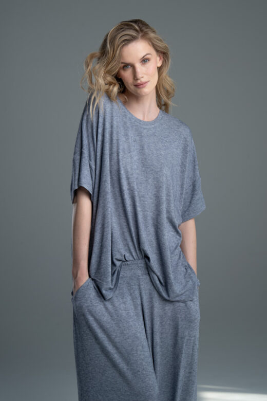 Modelka przodem w t-shircie Noda Light Blue, ujęcie od uda w górę