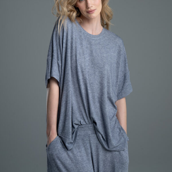 Modelka przodem w t-shircie Noda Light Blue, ujęcie od uda w górę