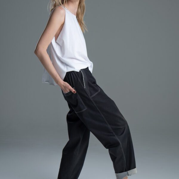 Modelka w T-shircie Noda White, ujęcie z boku, cała sylwetka