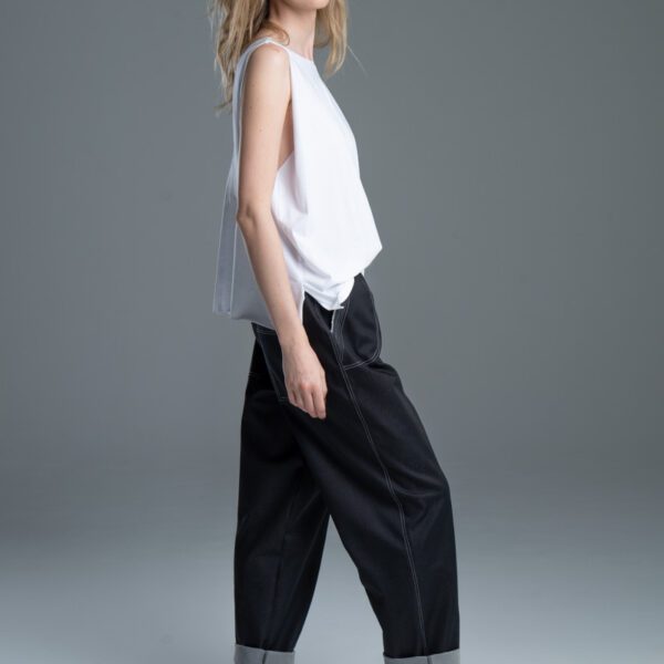 Modelka w T-shircie Noda White, ujęcie z boku, cała sylwetka