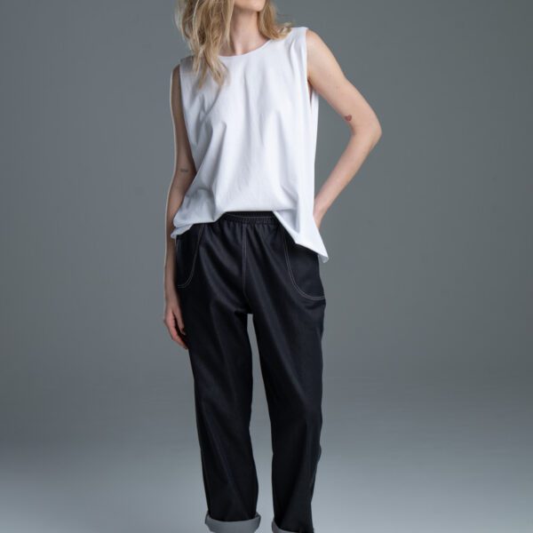 Modelka w T-shircie Noda White, ujęcie z przodu, cała sylwetka